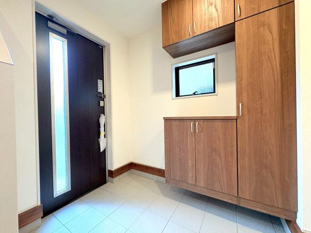 【商談中】リーブルガーデン　岐阜市薬師町　全3区画分譲の玄関|大容量のシューズ収納付きで玄関周りもすっきり！玄関ドアからの光が玄関ホールを明るくしてくれます。