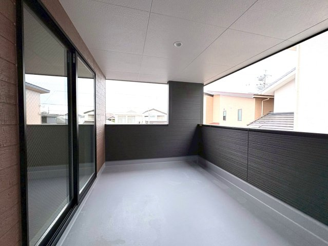 【商談中】リーブルガーデン　岐阜市薬師町　全3区画分譲のバルコニー|バルコニーは南向きで洗濯物もよく乾きます！強度と表面積硬度を持つFPRで防水しています。