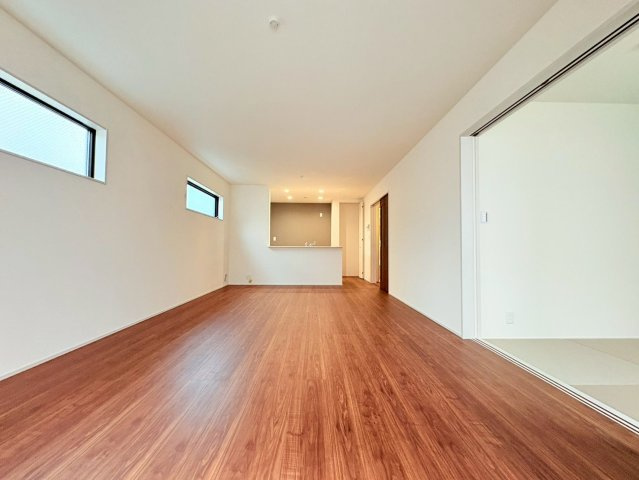 【商談中】リーブルガーデン　岐阜市薬師町　全3区画分譲の居間・リビング|明るい日差しをふんだんに取り込んだリビングダイニングは家族の笑顔につつまれた素敵な空間になります。
一建設の家は精度が高く丈夫な工法を採用し、「住宅トップランナー基準」に対応しています。