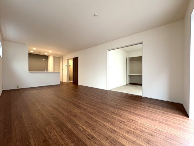 【商談中】リーブルガーデン　岐阜市薬師町　全3区画分譲の居間・リビング|明るい日差しをふんだんに取り込んだリビングダイニングは家族の笑顔につつまれた素敵な空間になります。
一建設の家は精度が高く丈夫な工法を採用し、「住宅トップランナー基準」に対応しています。