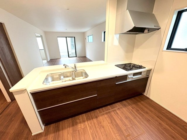 【商談中】リーブルガーデン　岐阜市薬師町　全3区画分譲のキッチン|機能的で手入れがしやすいシステムキッチンでお掃除も楽々。蛇口は浄水器内蔵型で節湯CI対応水栓です。　
人造大理石カウンターやキッチンパネルなど明るくきれいにお使いいただけます。