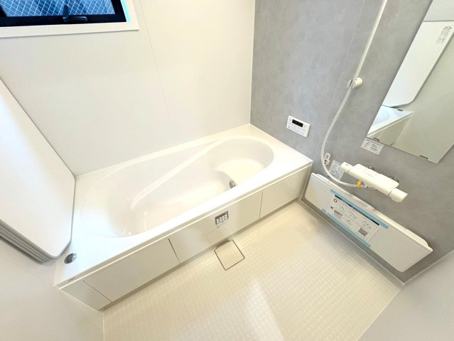 【商談中】リーブルガーデン　岐阜市薬師町　全3区画分譲の浴室|明るく清潔感がある浴室。浴槽は環境にやさしい節水タイプ。浴槽内ステップで半身浴、親子入浴も安心です。
洗い場の床は乾きやすく滑りにくい快適仕様、水はけが良くカビの発生を軽減できます。
