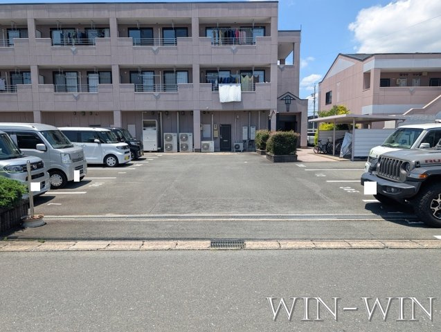 クレスト・雅の駐車場