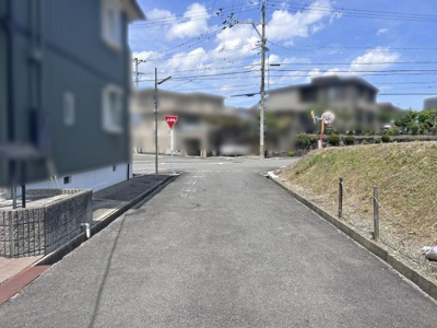 【前面道路含む現地写真】 | 四日市市八千代台２丁目 | 前面道路