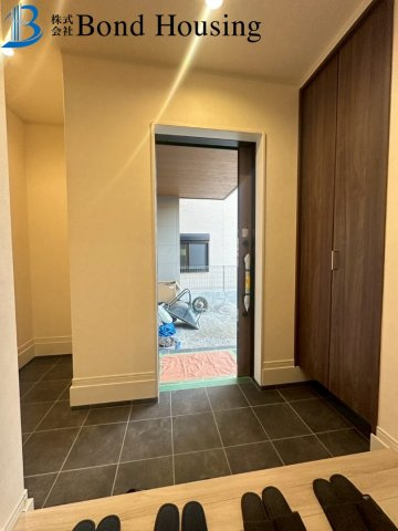 「こだわり設備」「LDK20帖以上」朝霧町 限定1棟の玄関