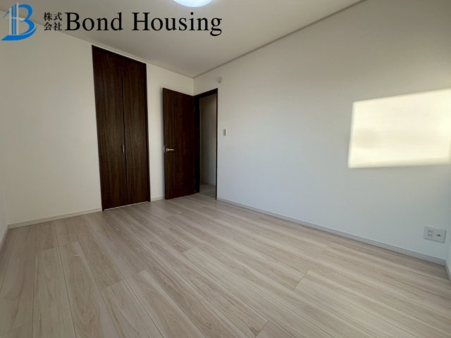 「こだわり設備」「LDK20帖以上」朝霧町 限定1棟の洋室