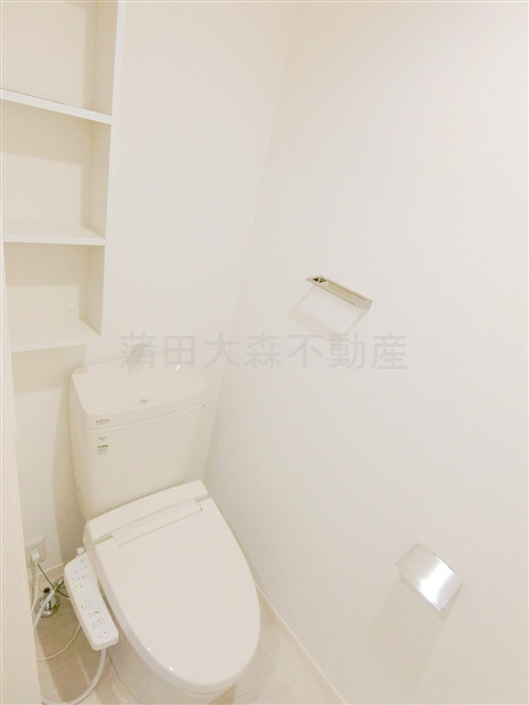 ベルリード西蒲田のトイレ|棚収納と温水洗浄便座付きのトイレ