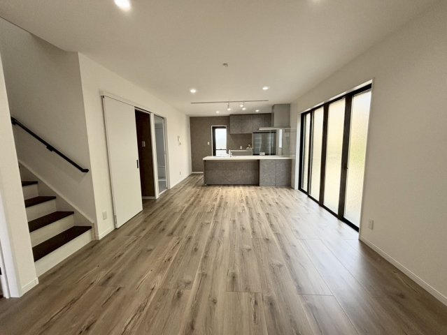 若葉町　新築戸建ての居間・リビング