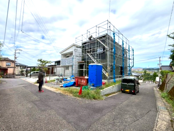 若葉町　新築戸建ての前面道路含む現地写真|角地で陽当たり良好。現地へご案内いたします。