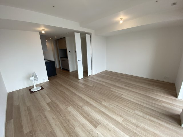 HARUMI　FLAG　PARK　VILLAGE　T棟の居間・リビング|キッチン含め、広々18.5帖