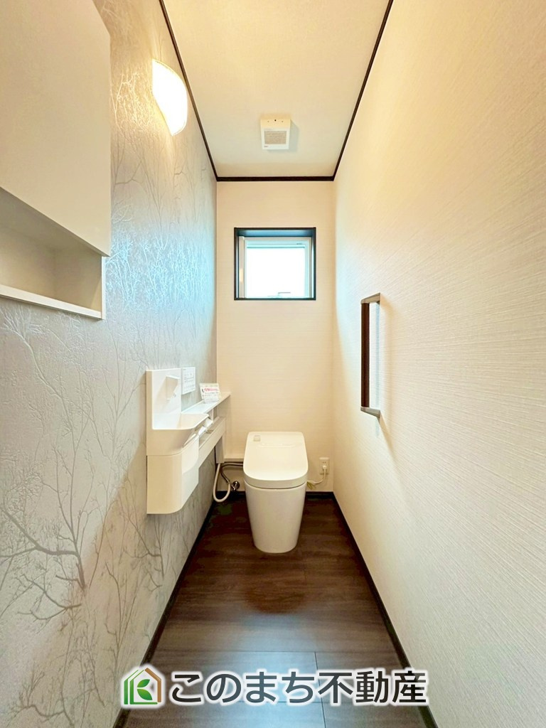 宇都宮市鶴田町　平屋＋モデルハウスのトイレ|小窓から換気ができて清潔なトイレスペース☆ウォシュレット搭載です！
便座のフタは自動開閉です☆