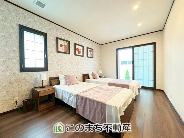 宇都宮市鶴田町　平屋＋モデルハウスの洋室|陽光がふんだんに降り注ぐお部屋です。陽だまりの空間で、プライベートなお家時間も快適にお過ごしいただけます♪
