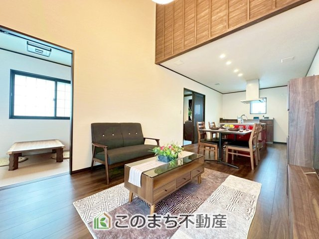 宇都宮市鶴田町　平屋＋モデルハウスの居間・リビング|時間のゆとりと空間、暖かな陽光がもたらす光と風を独占してください。新しい暮らしが始まります。
