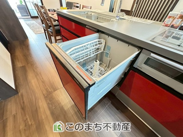 宇都宮市鶴田町　平屋＋モデルハウスの設備|あったらいいなの代表的な設備である食洗機。ビルトイン型で、おさまりもよく、使い勝手も良好です。料理をするのは好きだけど、後片付けは苦手な方に重宝します。洗う手間がないので、時間を有効に使えますね。
