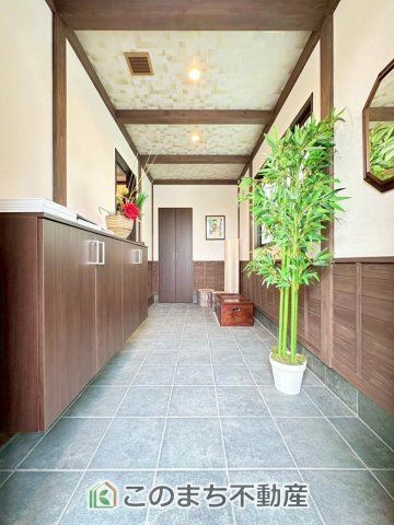 宇都宮市鶴田町　平屋＋モデルハウスの玄関|☆☆玄関☆☆
人を迎え入れる最初の場所だからこそ、清潔感がある空間にして頂ける様にゆとりあるシューズボックスを設置しました。
おでかけの時も帰った時も、「我が家」を最初に感じてもらえる素敵な空間に。
