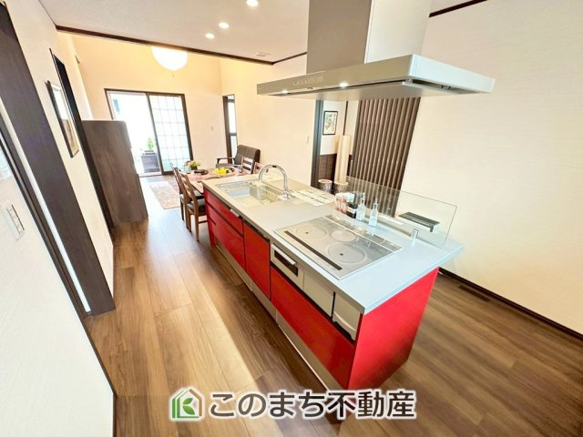 宇都宮市鶴田町　平屋＋モデルハウスのキッチン|■アイランドキッチン■
キッチンは収納数もさる事ながら、リビングで寛ぐ家族や小さなお子様を見守りながら料理が出来る
「対面式の温もり設計」。キッチンから立ち込める香りが今日の料理を期待させます"
