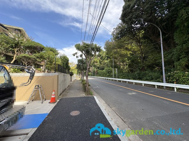 鎌倉市梶原3丁目　新築戸建　全1棟1号棟の前面道路含む現地写真