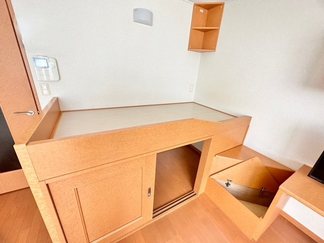 落ち着いた色調の寝室です