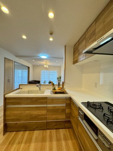 メイプルパークスクエア西弐番街のキッチン|L字型キッチンで作業同線がコンパクトです！
3口コンロ付きでお料理もはかどります。