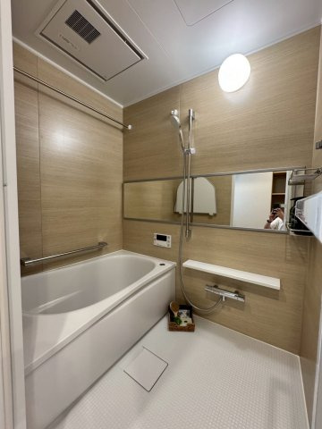 メイプルパークスクエア西弐番街の浴室|ゆったり足を伸ばしてくつろげる広さの浴室です。
ワイドな鏡付きでより広さを感じさせてくれます。