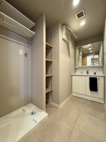 メイプルパークスクエア西弐番街の脱衣所|日用品など収納に便利なリネン付きの洗面所です。
洗濯パン上部にもうれしい可動棚付き！