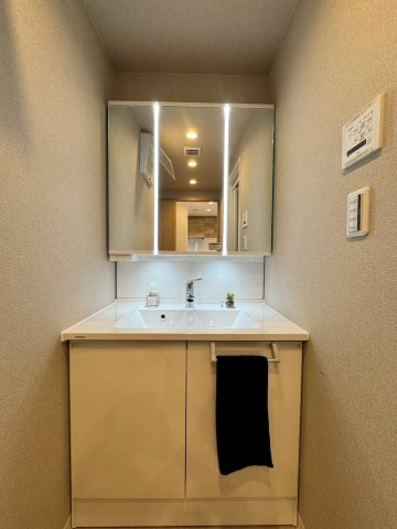 メイプルパークスクエア西弐番街の独立洗面台|3面鏡付き洗面化粧台。