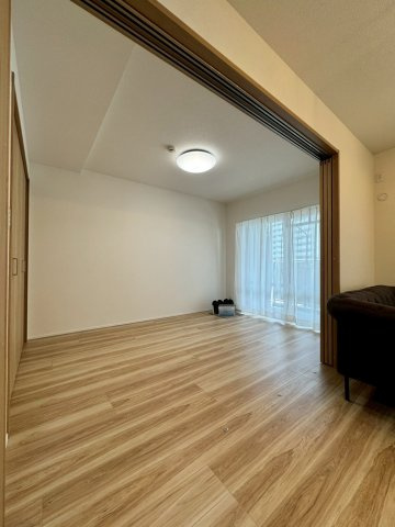 メイプルパークスクエア西弐番街の洋室|リビングに隣接する約6.1帖の洋室。間仕切り扉を開けて開放的なリビングにも可能です！