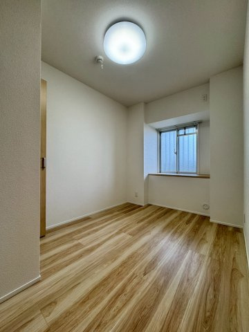 メイプルパークスクエア西弐番街の洋室|全室フローリング張替え済みでお掃除もらくらく！
各居室収納付きです！