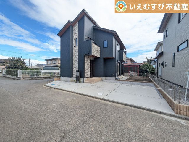 BLOOMING GARDEN　本庄市下野堂の駐車場|2台駐車可能なスペース完備
しっかり舗装してある駐車スペースで天気が悪く足元が悪い日でも乗り降りしやすい♪