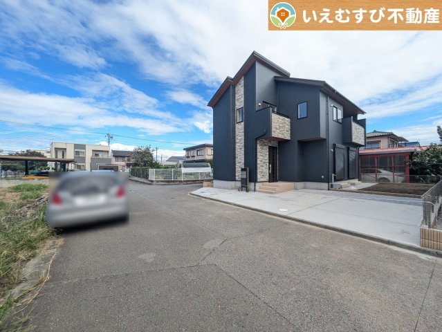 BLOOMING GARDEN　本庄市下野堂の前面道路含む現地写真|安心の広々6ｍ前面道路
6ｍの前面道路はお車の駐車が楽々！すれ違える広さが確保されています♪
