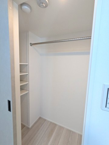 OPEN BLOOM入谷Eastの収納|5.5帖洋室のウォークインクローゼットです