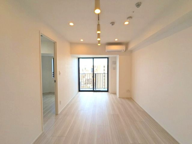 OPEN BLOOM入谷Eastの設備|リビングにエアコン・スポットライト・ダウンライト付、各洋室にエアコン・照明・ウォークインクローゼット付です