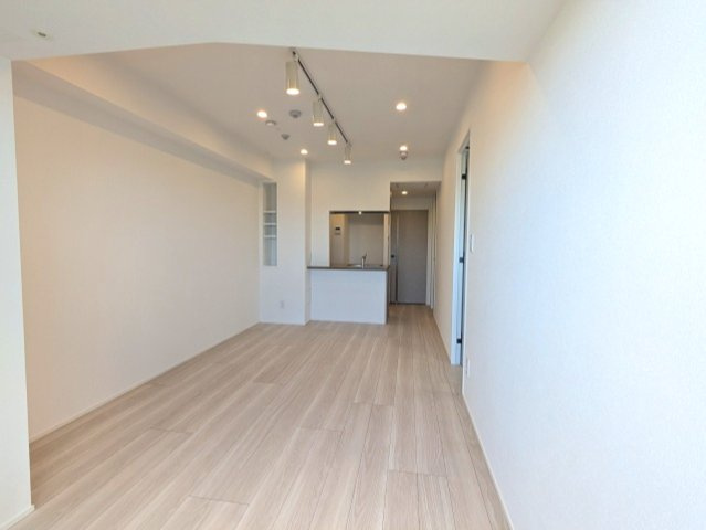 OPEN BLOOM入谷Eastの設備|カウンターキッチン、リビングにエアコン・スポットライト・ダウンライト付です