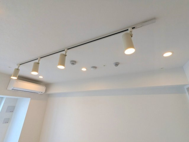 OPEN BLOOM入谷Eastの設備|リビングにエアコン・スポットライト・ダウンライト付です