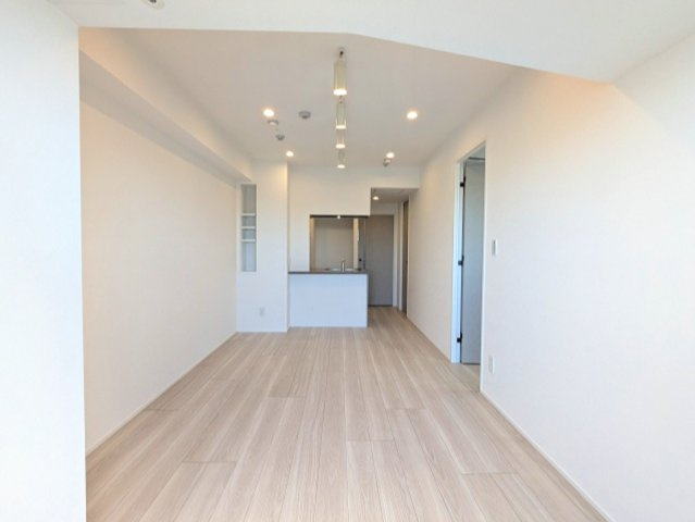 OPEN BLOOM入谷Eastの設備|カウンターキッチン、リビングにエアコン・スポットライト・ダウンライト付です