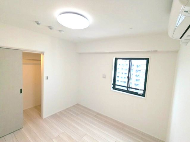 OPEN BLOOM入谷Eastの設備|5.5帖洋室、エアコン・照明・ウォークインクローゼット付きです