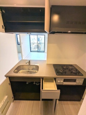 OPEN BLOOM入谷Eastの設備|グリル付ガス3口システムカウンターキッチン、瀟洒でお手入れしやすいガラストップコンロです