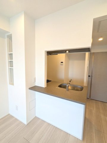 OPEN BLOOM入谷Eastの設備|グリル付ガス3口システムカウンターキッチン、瀟洒でお手入れしやすいガラストップコンロです