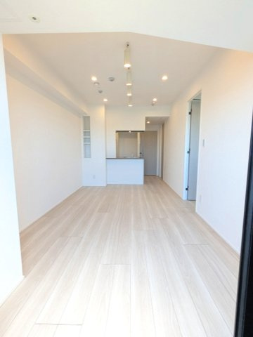 OPEN BLOOM入谷Eastの内装|カウンターキッチン、リビングにエアコン・スポットライト・ダウンライト付