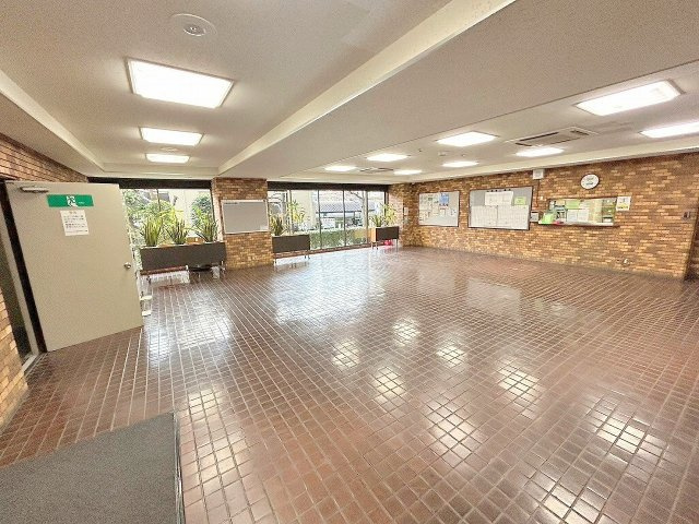 ファミールハイツ北大阪1号棟のロビー