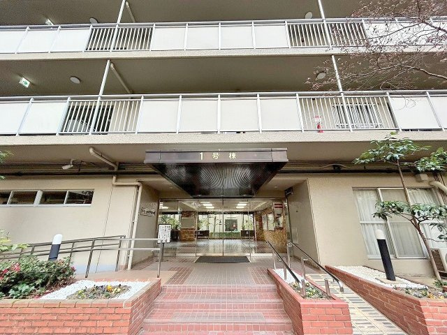 ファミールハイツ北大阪1号棟のエントランス