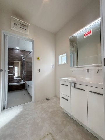 久留米市高良内町18号地の洗面所|広くて使いやすい洗面ルーム。朝もゆとりをもって準備できます♪