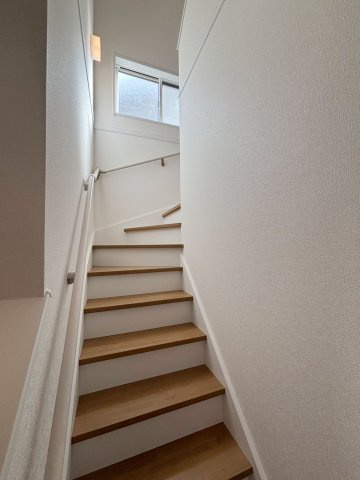 久留米市高良内町18号地のその他|階段にも窓があり光を取り入れることができます♪