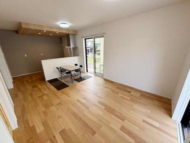 久留米市高良内町18号地の居間・リビング|家族が集まる中心となるリビング・ダイニング。団らんする姿が浮かびますね♪