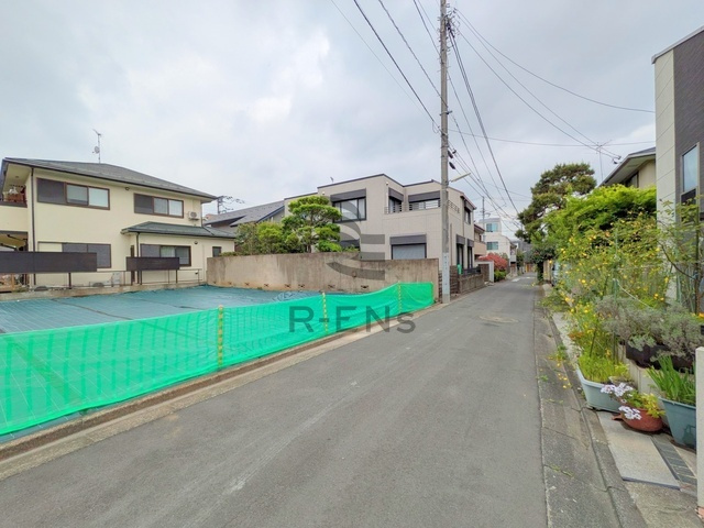 【前面道路含む現地写真】 | 練馬区小竹町２丁目　売地　B区画 | 見通しもよく、落ち着いた住宅街でゆったり過ごせます