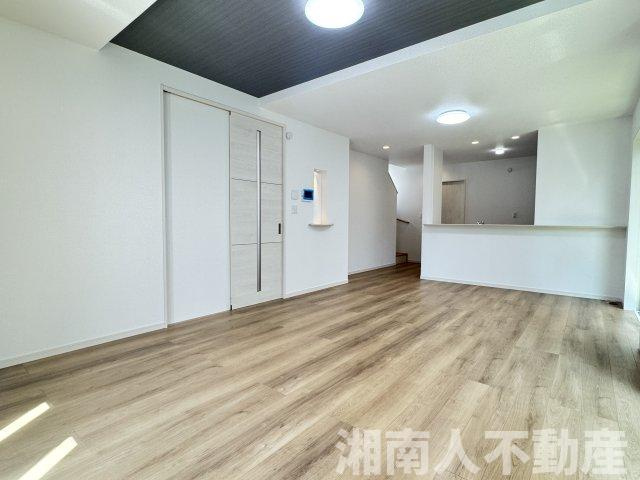 鎌倉市稲村ケ崎５丁目３２－１０新築戸建の居間・リビング|使いやすい居間です