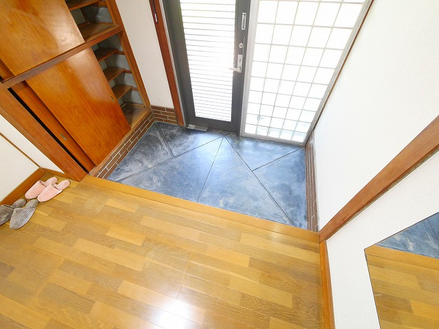 鳥見町　安川貸家の玄関