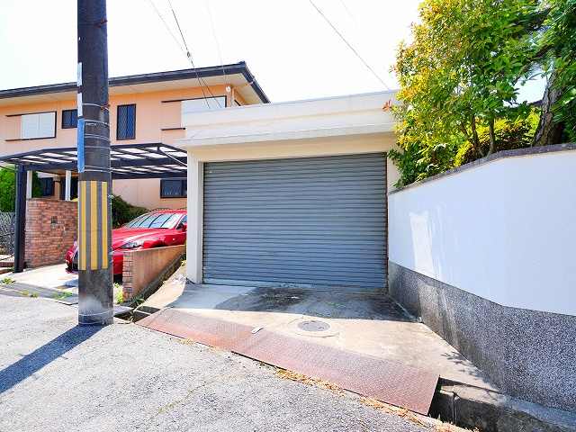 鳥見町　安川貸家の駐車場