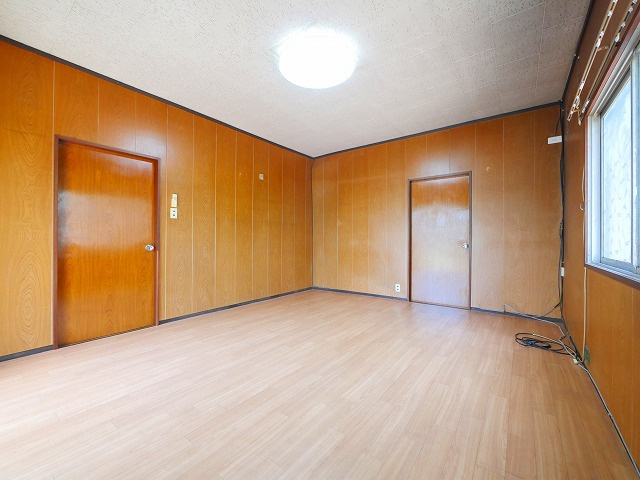 鳥見町　安川貸家の洋室