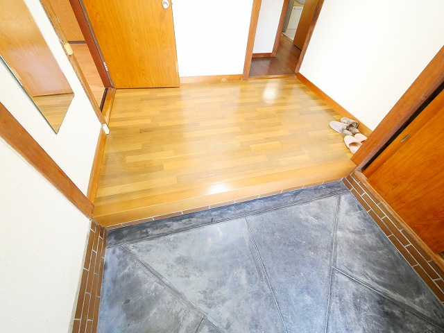 鳥見町　安川貸家の玄関